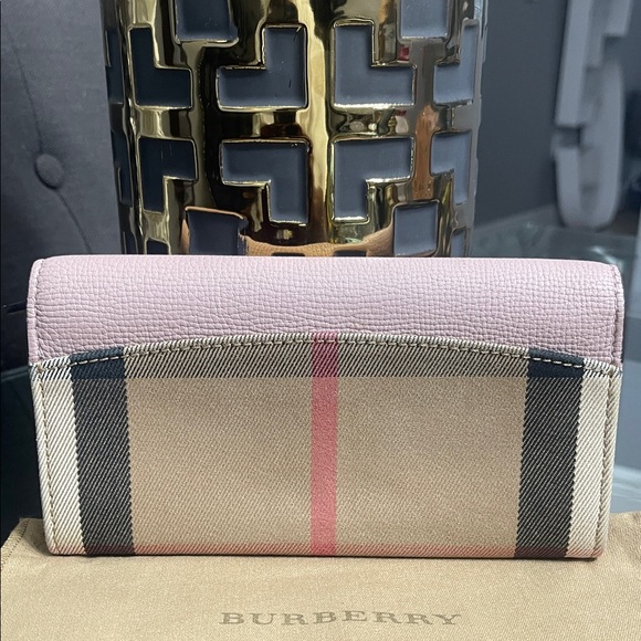 Burberry Pink and Beige Wallet NWOT IN BOX AND FULL INCLUSION - Picture 2 of 11